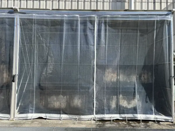 岡崎市内工場 ビニールカーテン 産廃置き場 雨よけ 簡易カーテン