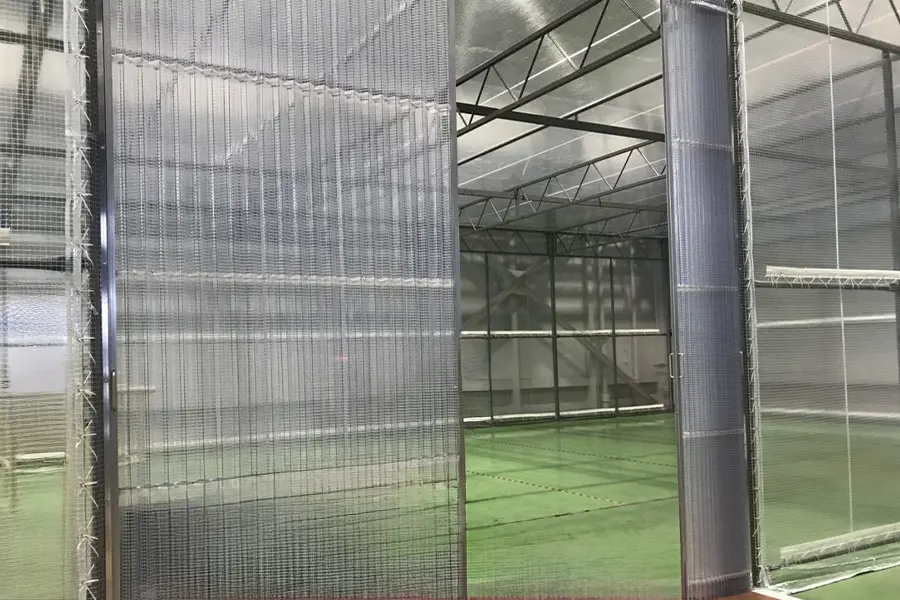 トクラ製アコーディオン間仕切大型テント内施工事例