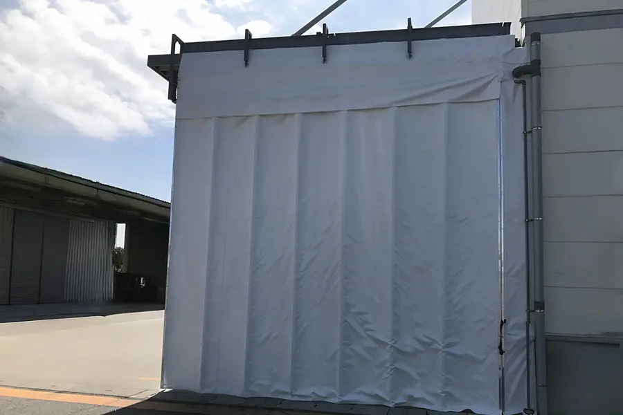 ターポロンG-3500使用・屋外出入口を覆う高耐候性防風スクリーン|工場や倉庫に最適|平岡織染株式会社|MKスタイル施工