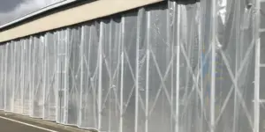 ET-1600S 糸入り透明ビニールシートを使用した建物外壁の全体間仕切り施工（屋外風よけ・採光対応）