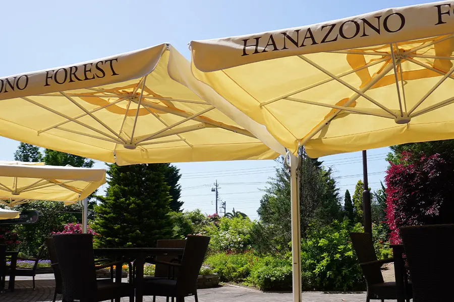 シャガール日除けシェードを使ったカフェテラスの屋外設置例｜HANAZONO FOREST｜テイジンフロンティア｜MKスタイル施工